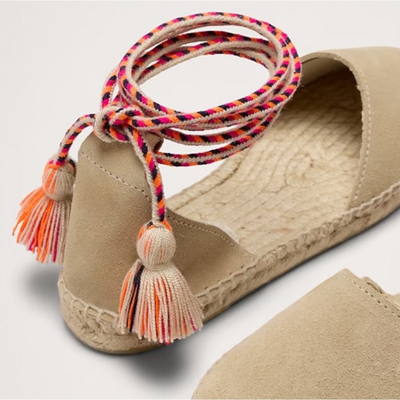 Guanabana Valencia Flat With Pompon - Beige